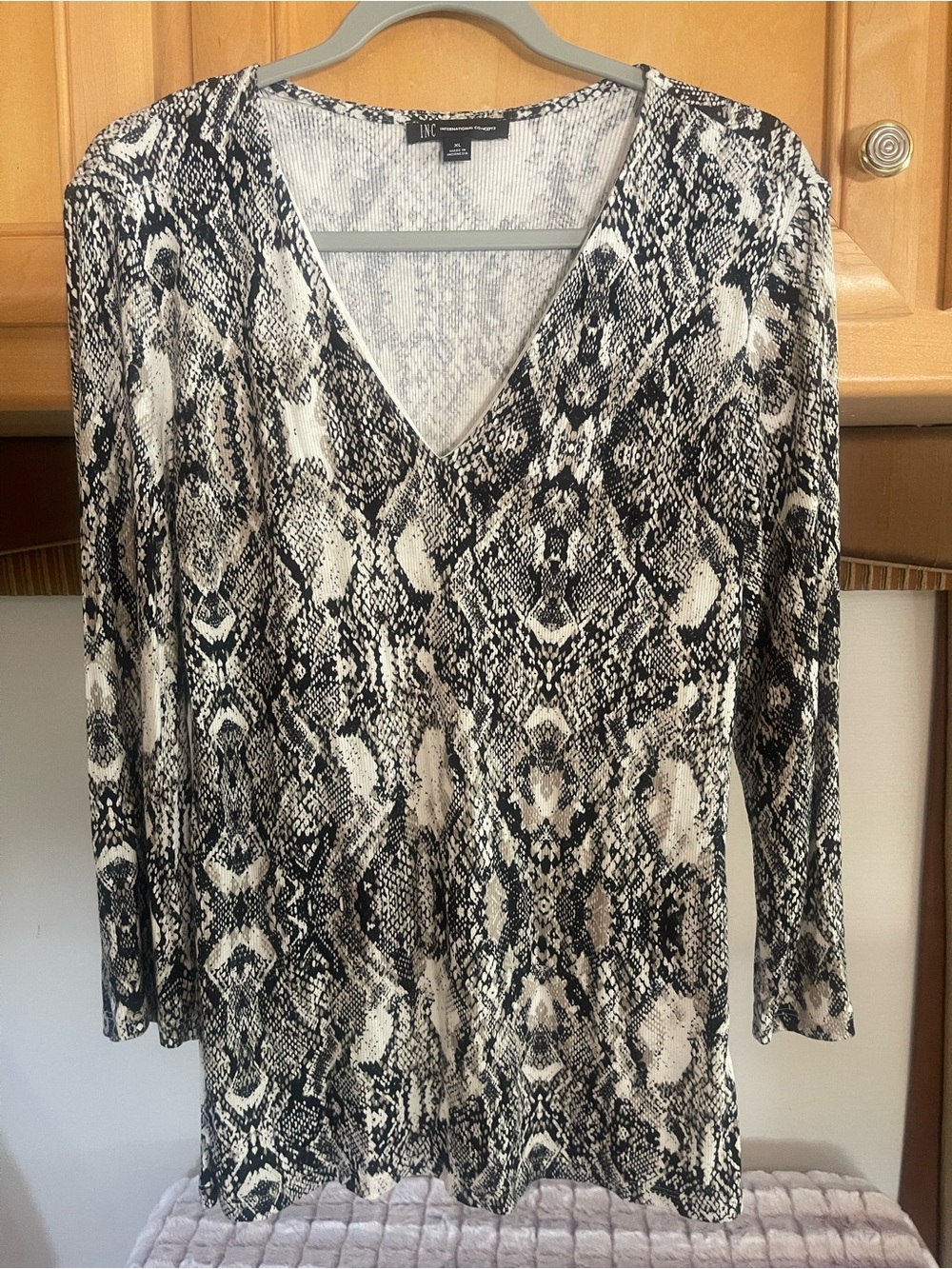 INC International Concepts Black & White Snake-Print V-Neck Long Sleeve Top